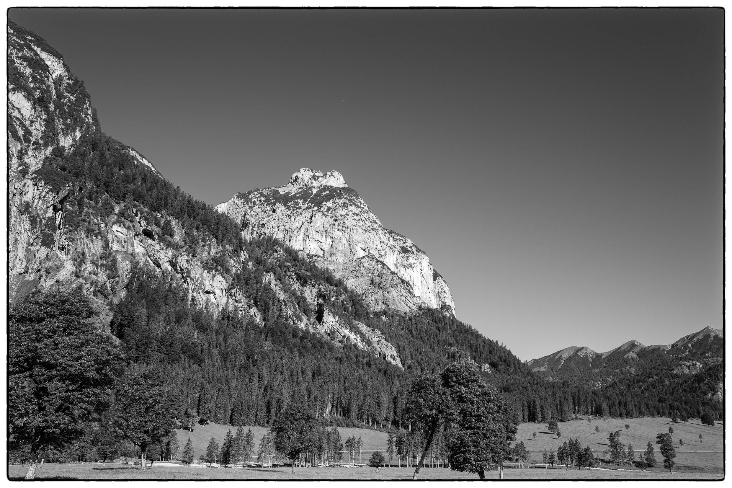 Zum Ahornboden in Österreich 2022 von Richtung Bad Tölz entlang der Isar mit der Leica Monochrome Q2