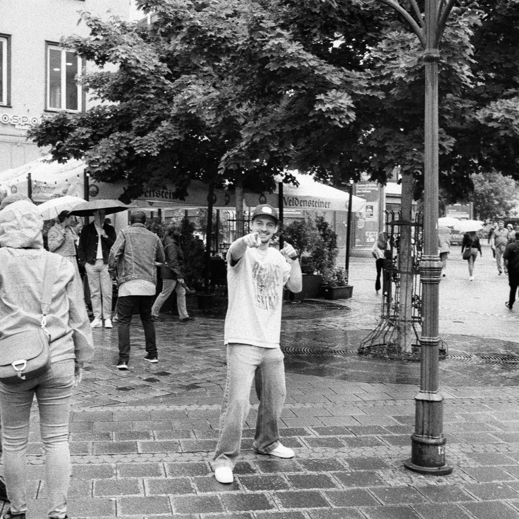 Photowalk Leica M6 Nuernberg 2025

#Photowalk
#LeicaM6
#leica_store_nuernberg
#fotoweckbrodt
#AnalogPhotography
#FilmIsNotDead
#koenigphotobags
#novoflex
#Leica_camera
#HorizonteZingst
#HZ2025
#Zingst
#Ostsee
#MecklenburgVorpommern
#AnalogeFotografie
#35mmFilm
#FilmPhotography